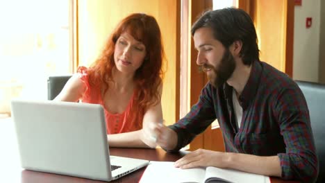 estudiantes que usan una computadora portátil juntos