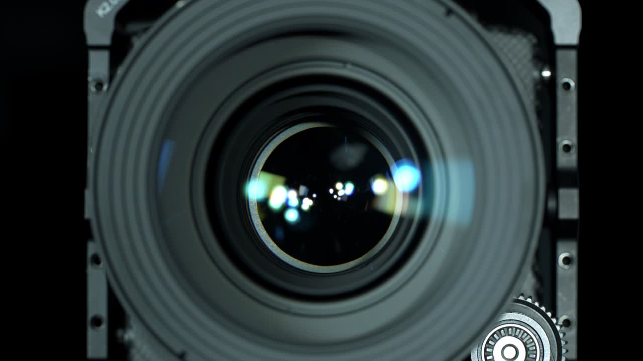 ajuste da abertura de uma lente de câmara profissional, close-up. abertura e fechamento do diafragma, vista frontal. conceito de fotografia