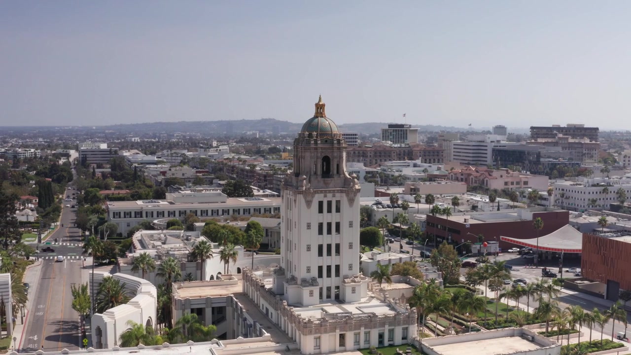 Lotnicze zbliżenie z panoramowaniem na Ratusz w centrum Beverly Hills w Kalifornii. 4K