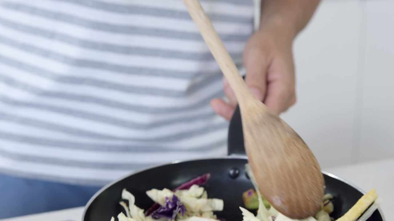 hombre preparando verduras