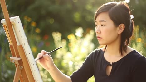 mujer pintando al aire libre