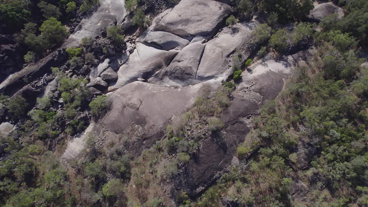 grandes rocas de granito y vegetación tropical en el parque natural granite gorge en mareeba, qld, australia - toma aérea de drones