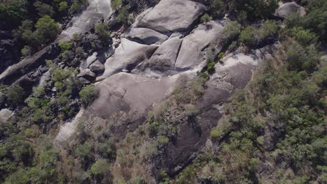 Große-Granitfelsen-Und-Tropische-Vegetation-Im-Granitschlucht-Naturpark-In-Mareeba,-Qld,-Australien---Drohnenaufnahme-Aus-Der-Luft