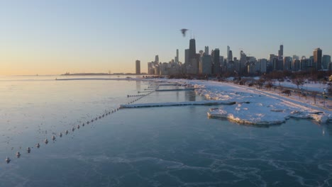 Spektakuläre-Aussicht-Auf-Den-Im-Winter-Eingefrorenen-Strand-Der-North-Avenue