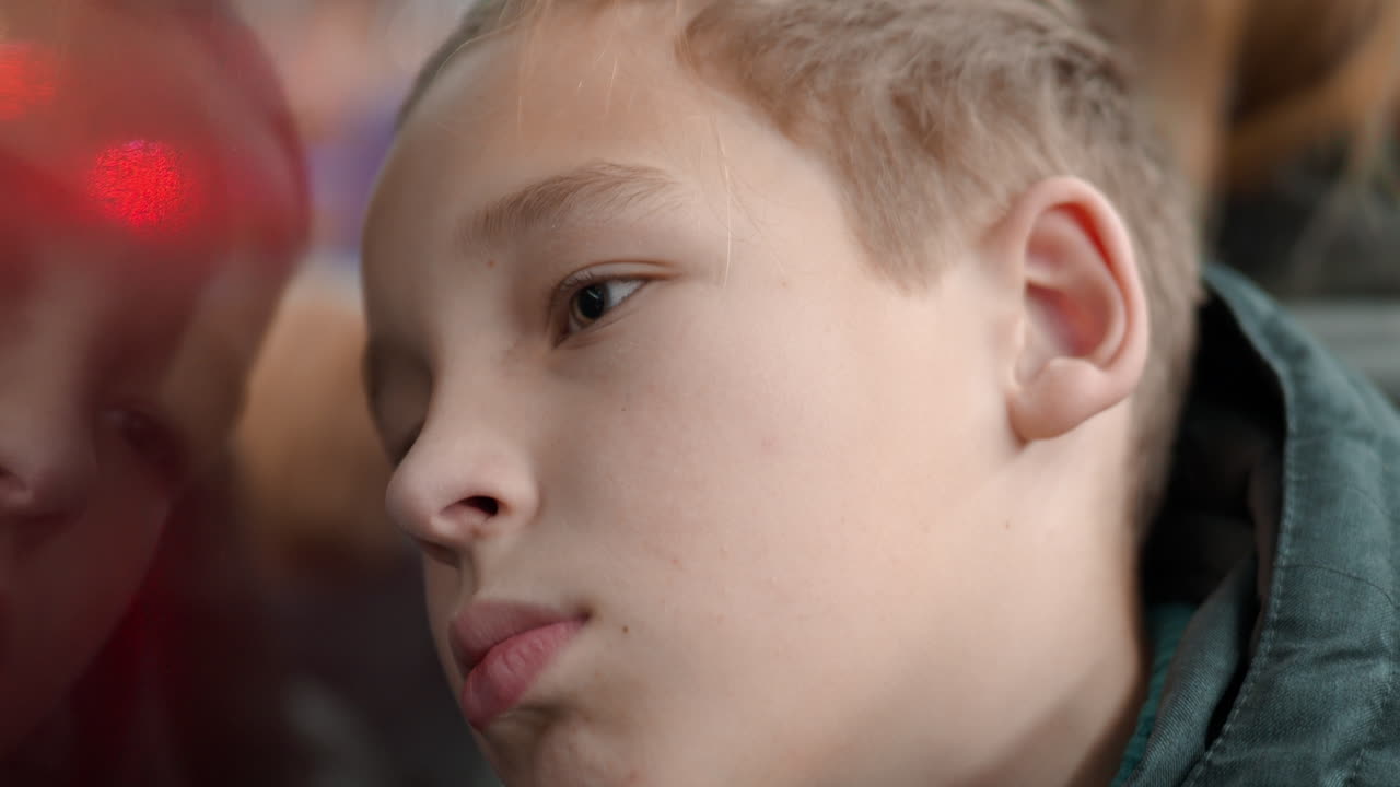 niño en el autobús