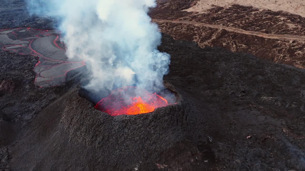 Lava esplosiva nel cratere fumante del vulcano di Grindavík durante l'eruzione