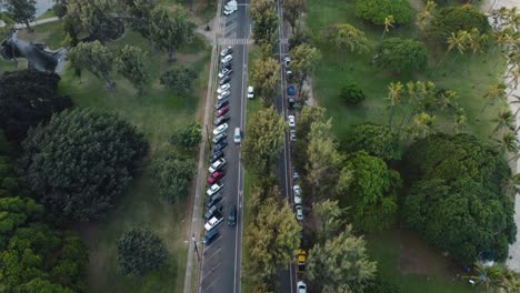 4K-Filmische-Drohnenaufnahme-Von-Autos,-Die-Durch-Den-Queen-Kapi&#39;olani-Park-In-Der-Nähe-Von-Waikiki-Auf-Oahu-Fahren