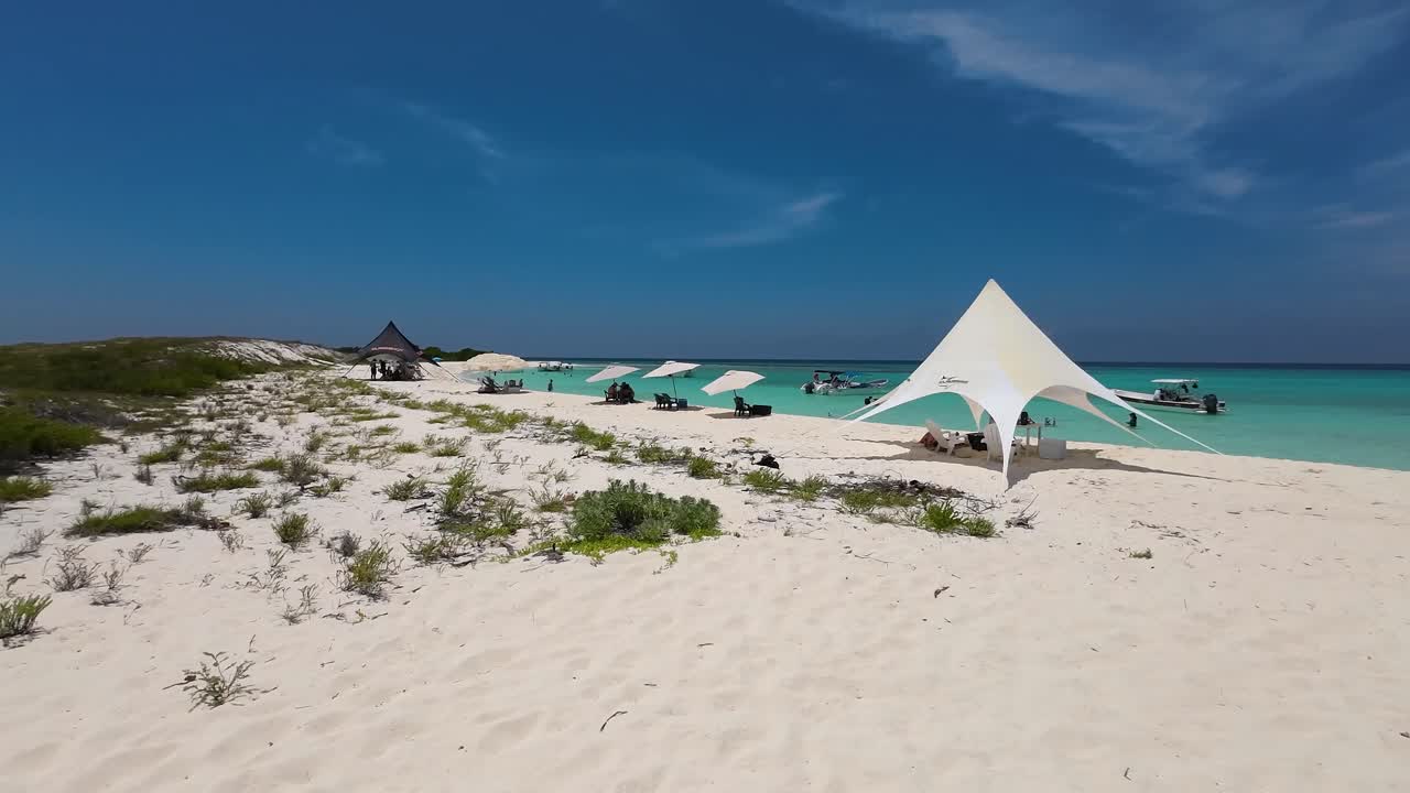 모래 해변 에 있는  ⁇  해변 텐트 와 우산 열대 천국, 바다 배경