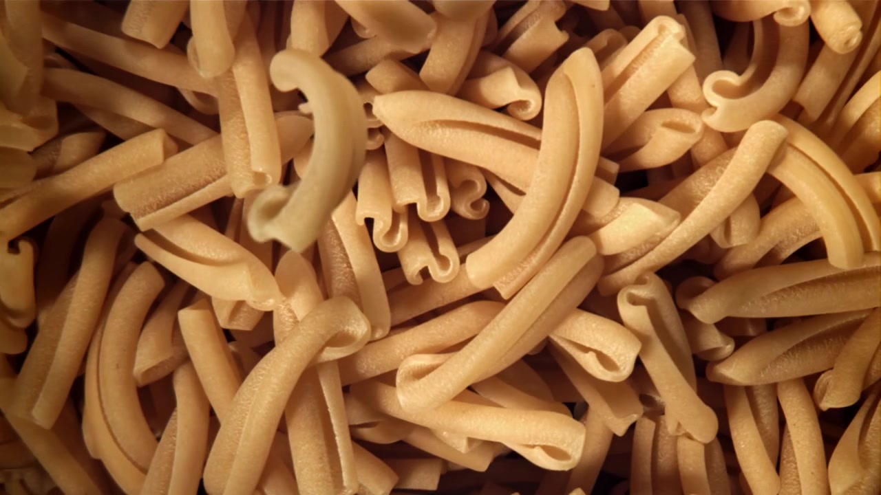 Pasta casarecce cruda che cade a rallentatore
