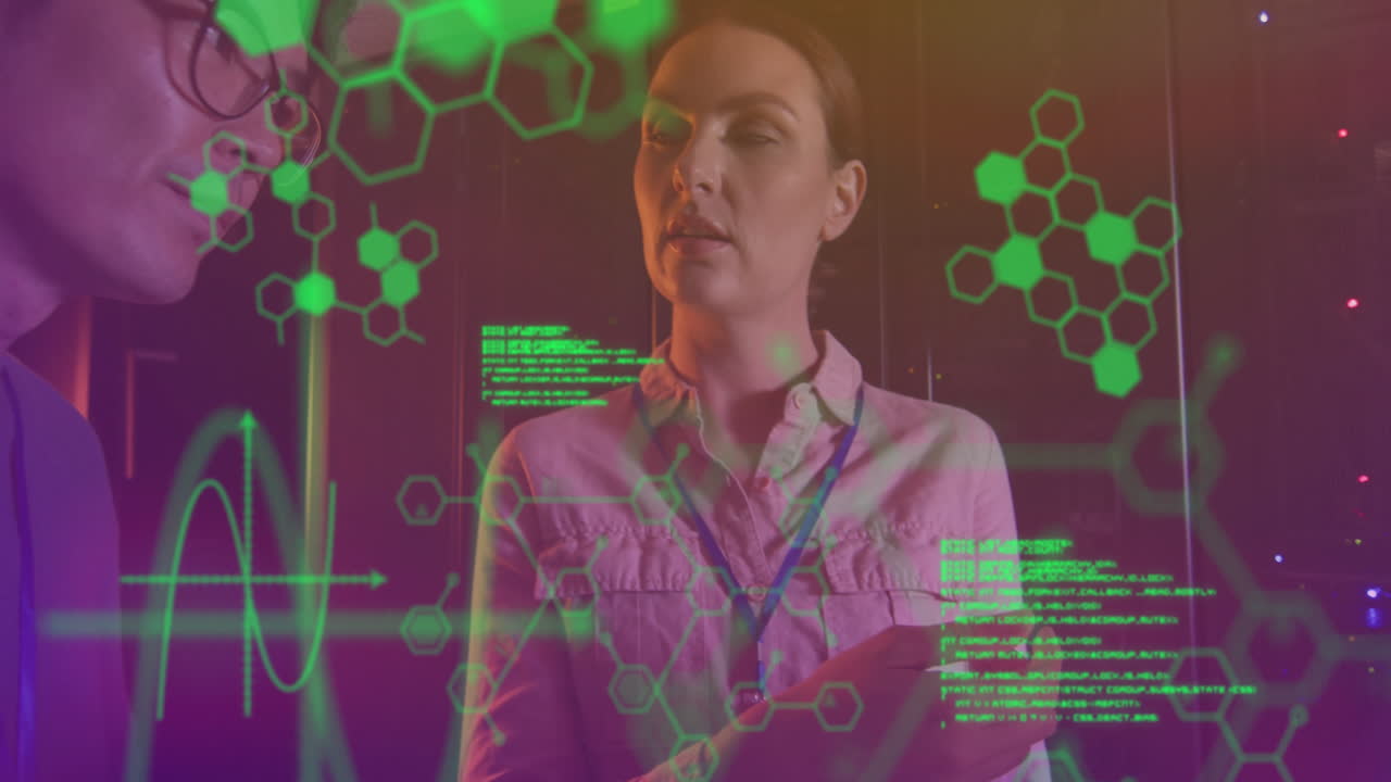 анимация обработки данных над различными работниками в серверной комнате