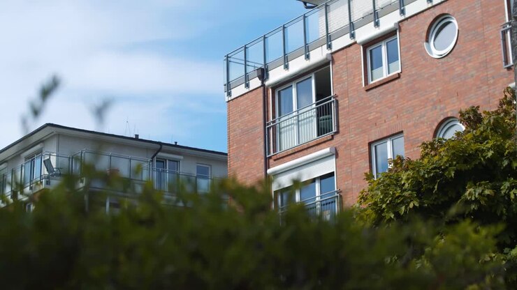 carrellata molto lenta di un condominio con piante in primo piano
