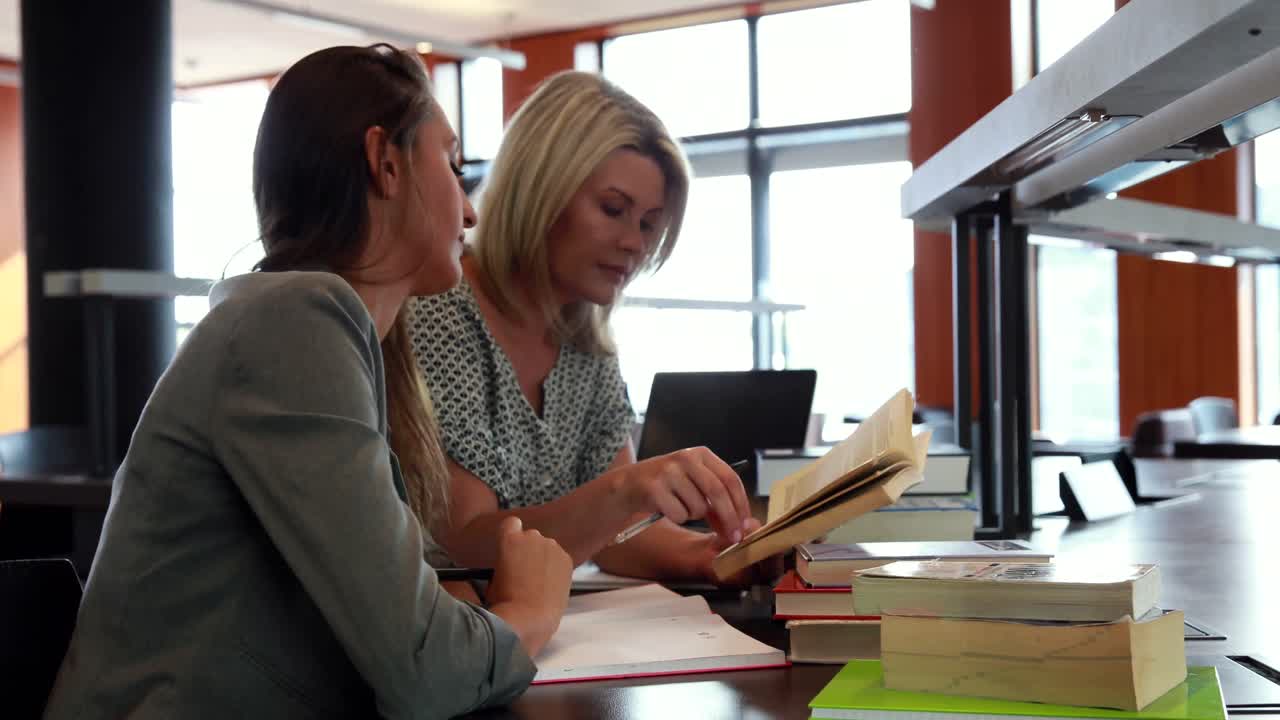 dos estudiantes maduros estudiando juntos.