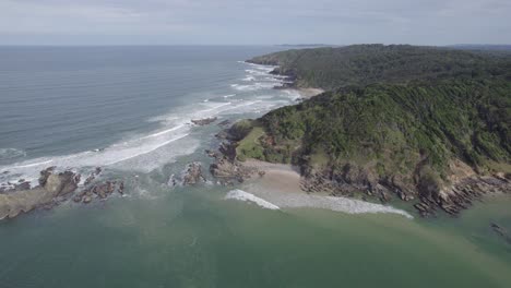 Panoramic-View-Of-Broken-Head-Nature-Reserve-With-Sandy-Beach-And-Holiday-Park-In-New-South-Wales,-Australia