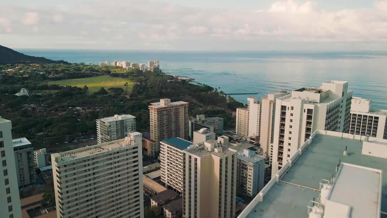 Sobrevoo de edifícios em Honolulu, Havaí, Oahu.