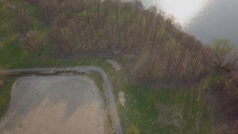 Fliegen-Sie-über-Den-Weg,-Der-Zum-See-Führt.-Drohnenaufnahmen