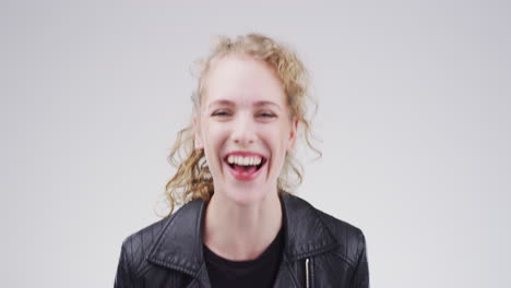 una mujer feliz riendo.