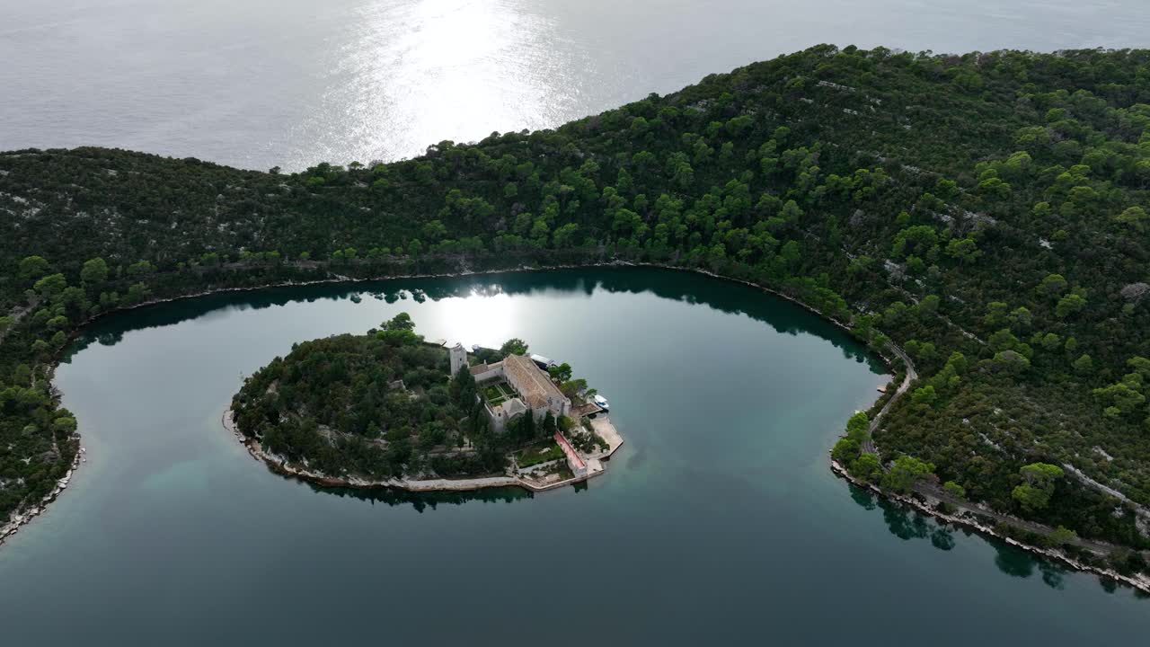 멜 섬에 있는 세인트 메리 수도원을 둘러싼 고각 도