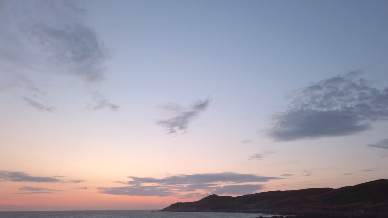 해질 무렵 모래사장에 부서지는 파도가 하늘로 사라져간다