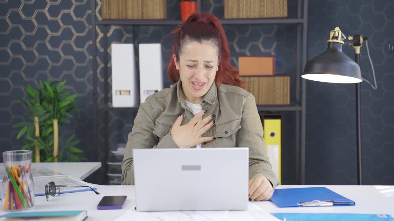 성공한 사업가 여성이 기 ⁇ 합니다.