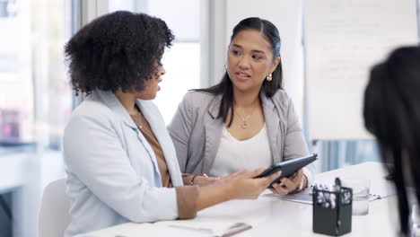 mujeres de negocios, tableta y comunicación en la oficina
