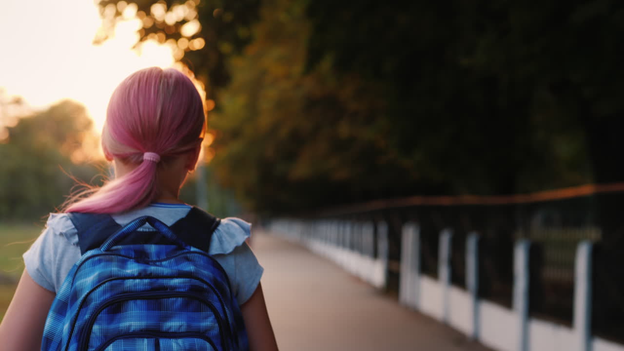 학교 가방을 든 소녀는 아침에 학교에 다시 학교에 간다