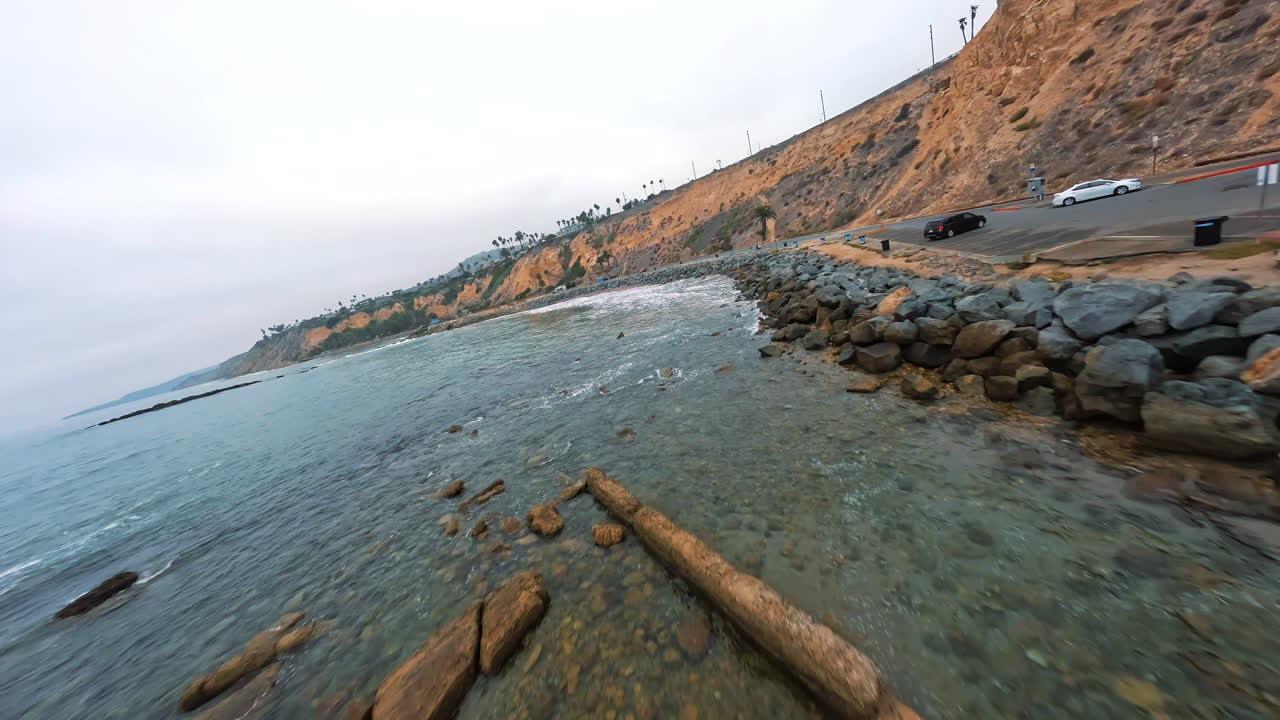 volar sobre la playa de lavado de aguas poco profundas a lo largo de la costa del mar