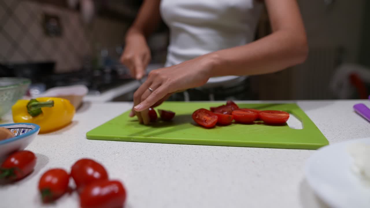 부에서 토마토를 잘라내는 여자