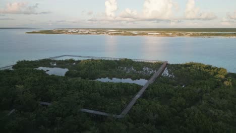 Bacalar-Mexiko-Drohnenantenne-über-Der-Laguna-Sieben-Farben-Reiseziel