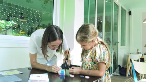 madre e hija haciendo un proyecto de artesanía juntos
