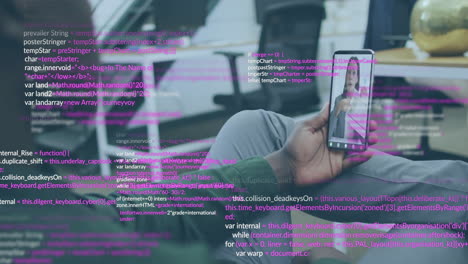animación del procesamiento de datos sobre diversos colegas que tienen una llamada de video de teléfono inteligente