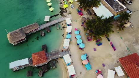 Antena-Sobre-La-Playa-Y-Edificios-Cerca-De-La-&#39;playa-Secreta-De-Belice&#39;-En-El-Cayo-O-Bahía-Ambergris,-Belice