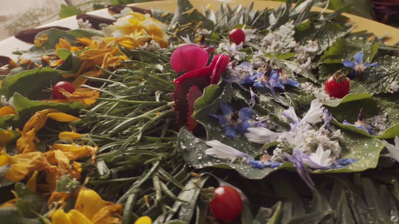 식용 잎 과 꽃 이 테이블 위 에 회전 하는 접시