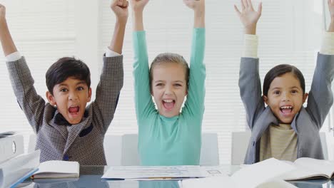 niños como ejecutivos de negocios sonriendo con los brazos en alto 4k