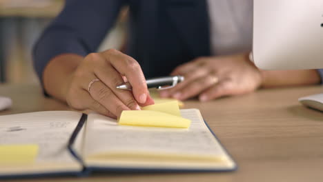 cuaderno, planificación y recordatorio con manos de mujer