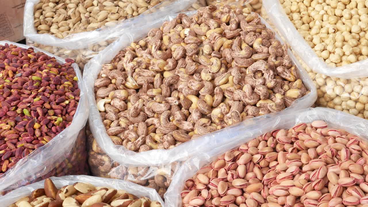Frutta secca assortita in sacchetti al mercato