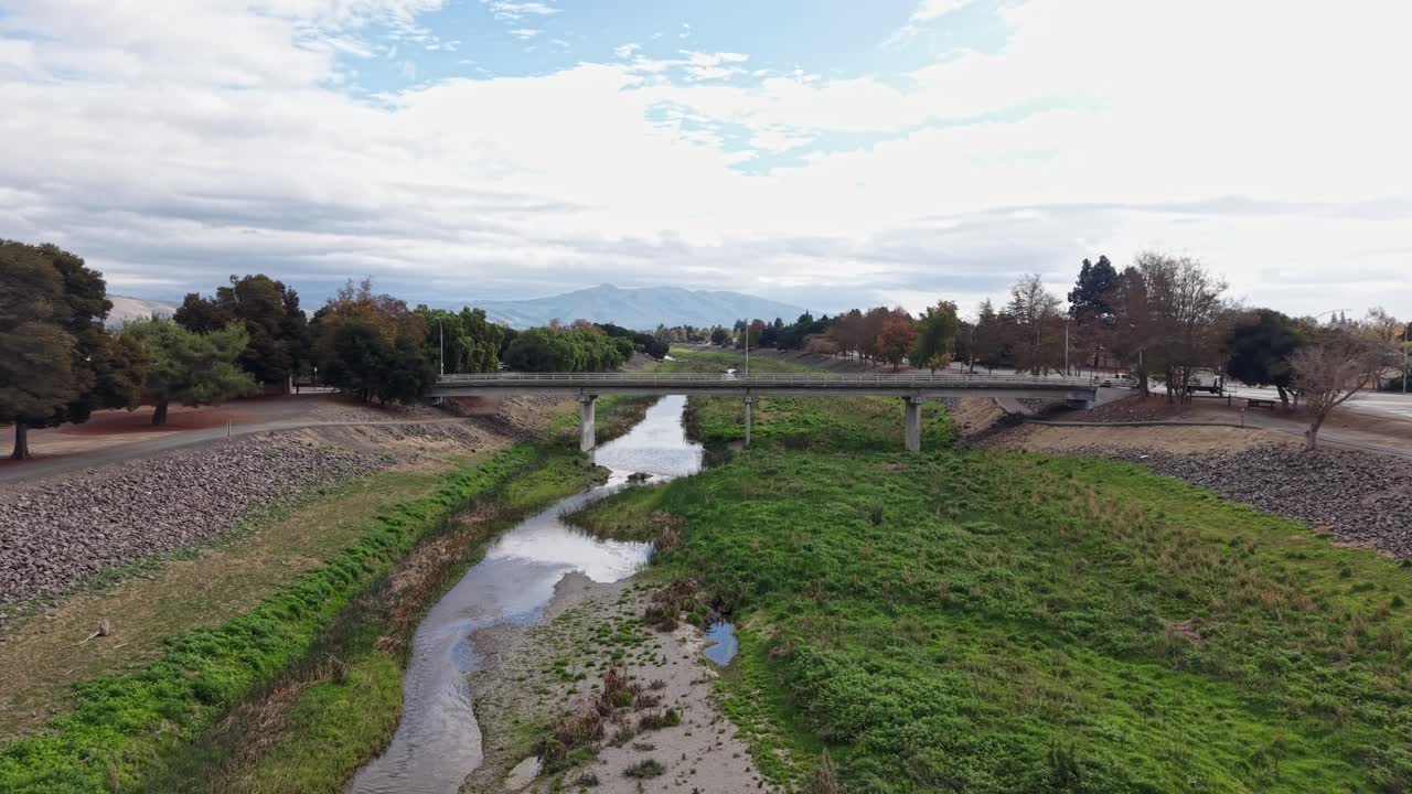 Drone footage showcases Alameda Creek Trail bridge as it threads through Fremont’s residential zones, linking pocket parks, quiet streets, and natural textures in a harmonious, easy-flowing panorama