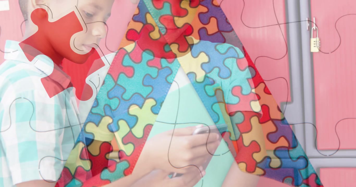 Icona di un puzzle e di un nastro, con due ragazzi diversi che usano lo smartphone a scuola sullo sfondo.