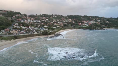 Houses-near-the-beach-on-a-cloudy-day