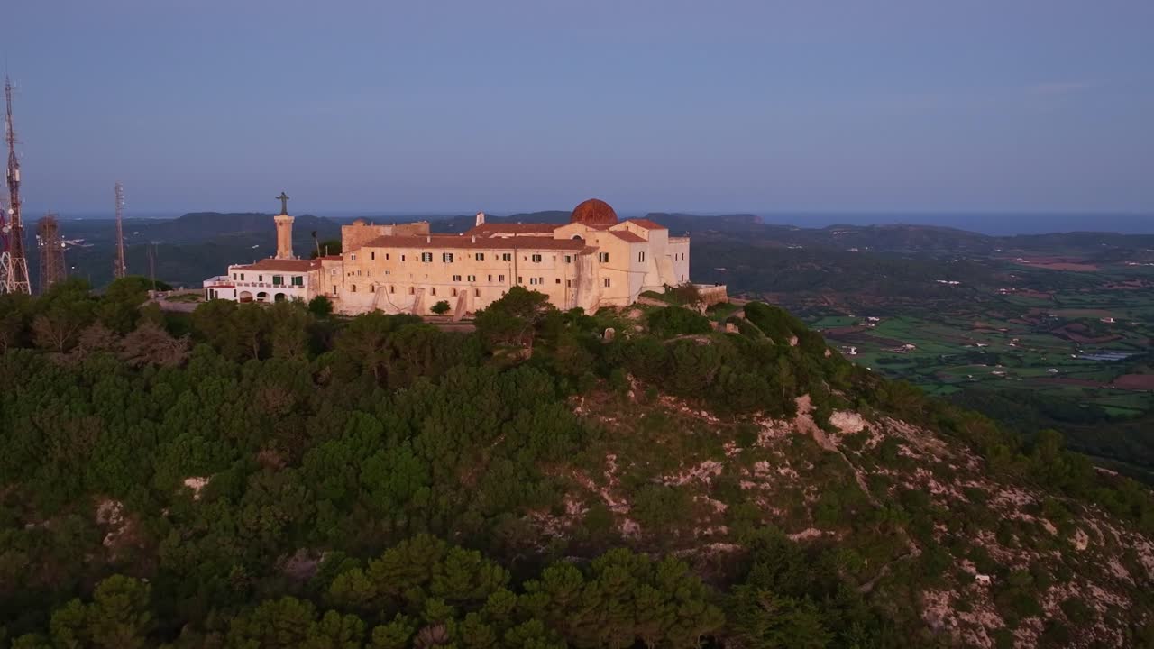 puesta de sol sobre la montaña monteo toro en españa