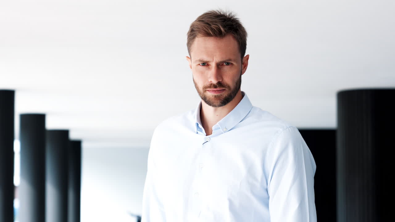 Uomo con camicia azzurra