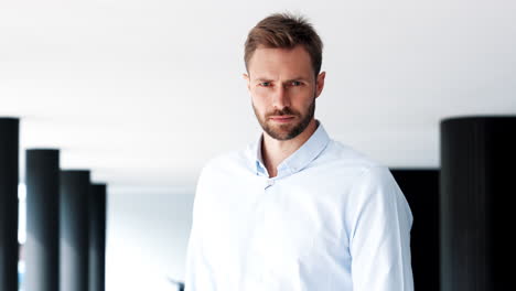 hombre con camisa azul claro