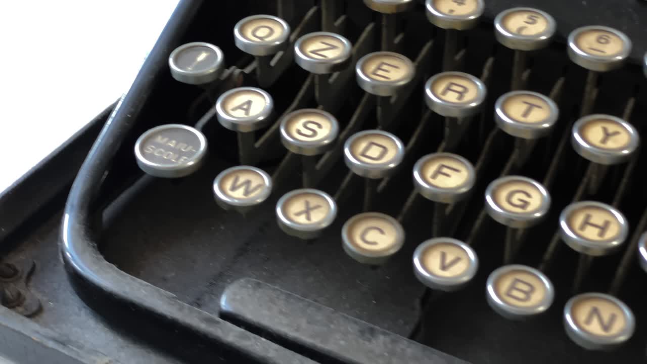 le chiavi di una vecchia macchina da scrivere