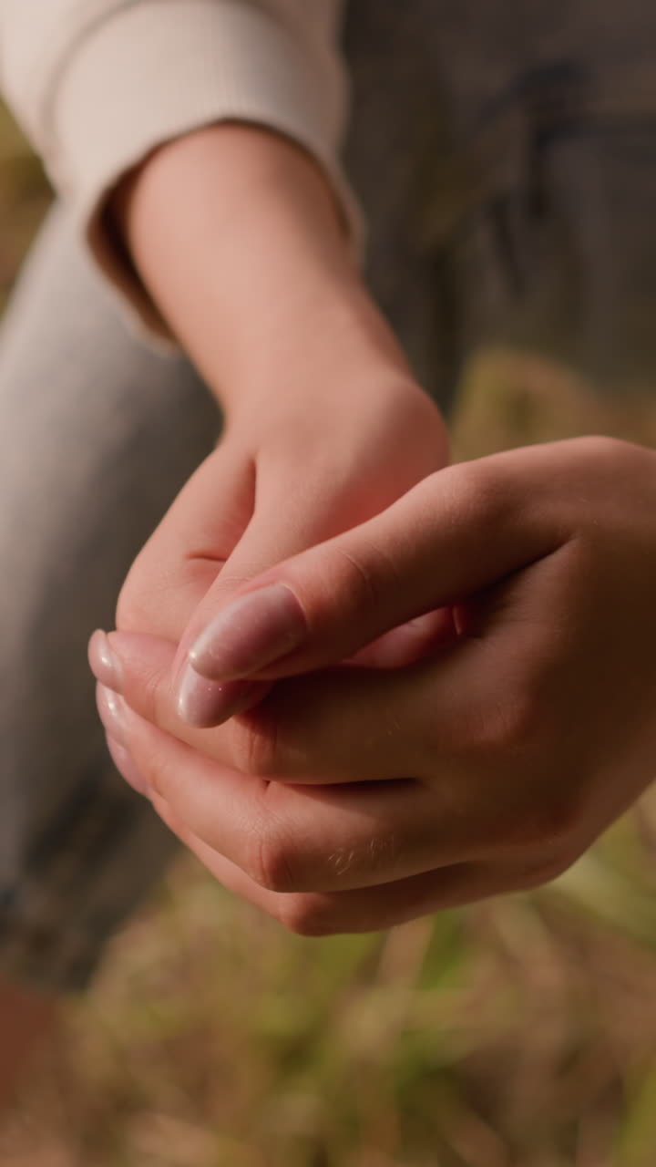 조용하고 반사적인 자세로 서로 손을 고 무을 어 은 가을 잎자루의 은 배경과 함께