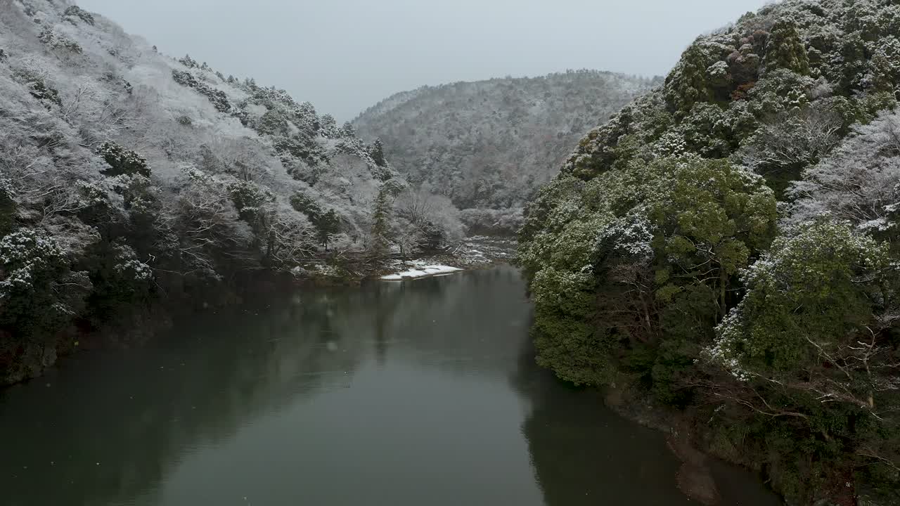 nieve sobre el río katsura y arashiyama, japón