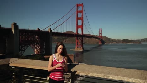 Frau-Macht-Selfie-Mit-Der-Golden-Gate-Bridge