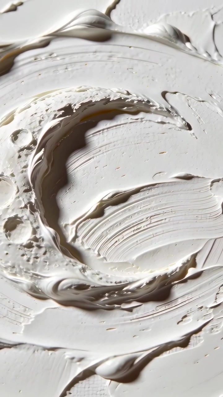 Video verticale: Raschiare pasta biancastra a forma di mezzaluna su una tavolozza con uno strumento fuori campo per la texture