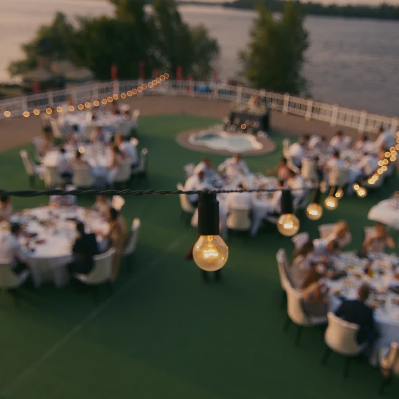 cadena de bombillas en una fiesta al aire libre 1