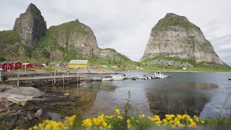 Pueblo-En-La-Isla-Sanna-Y-La-Montaña-Traenstaven-En-Noruega.