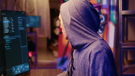 hacker lobo solitario que oculta la actividad en línea