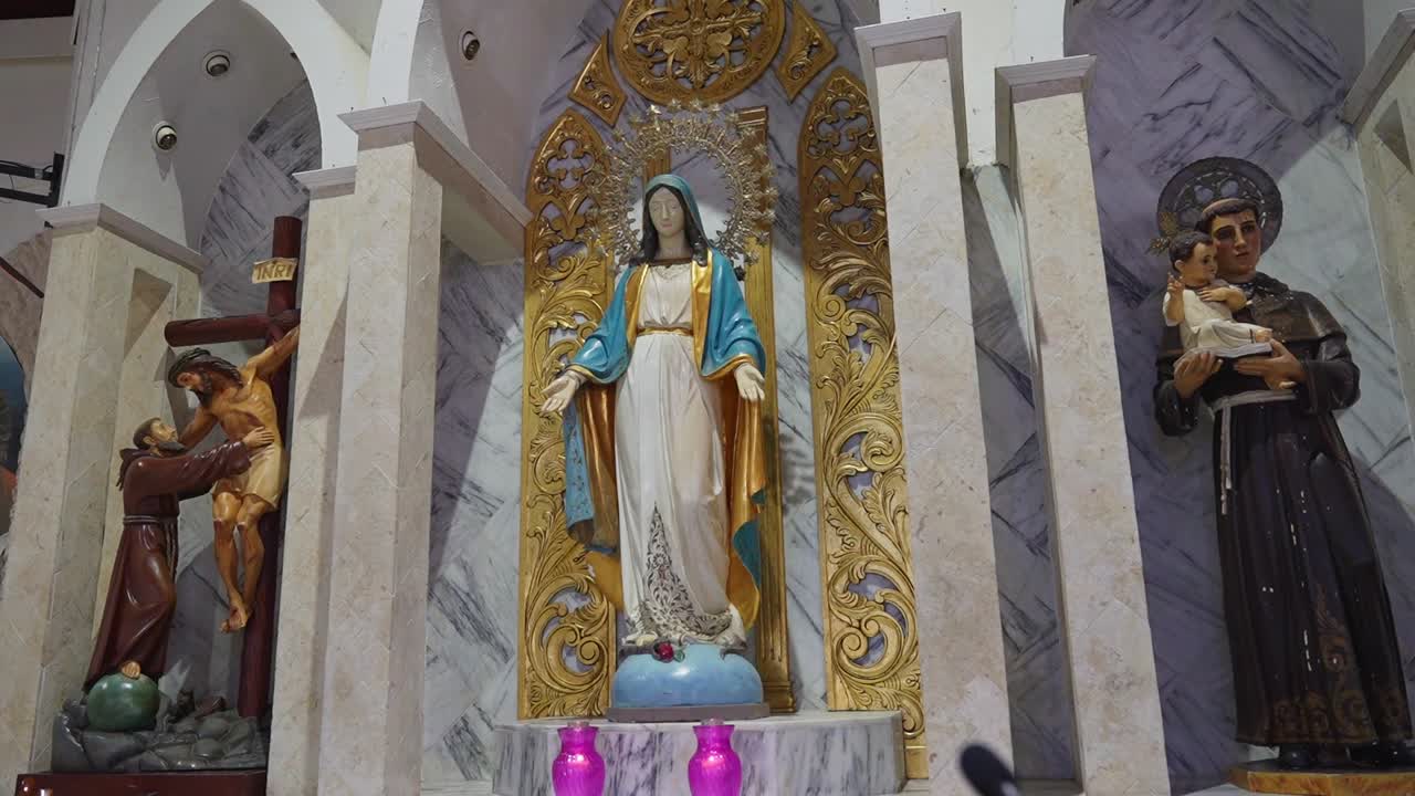 estatuas dentro de la iglesia católica